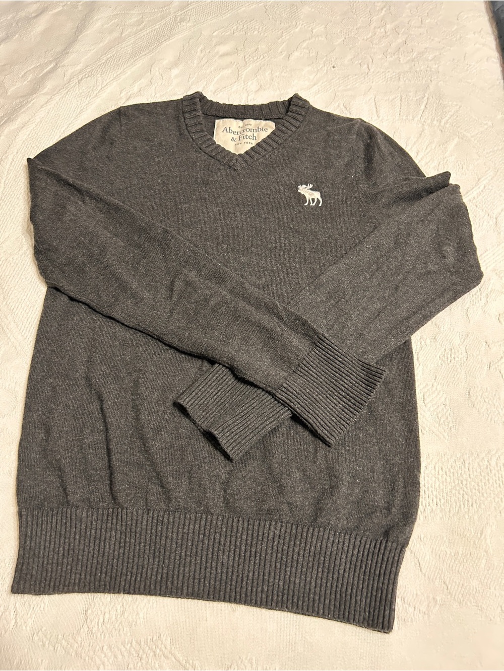 Abercrombie & Fitch Woman’s Medium Dark Charcoal V-Neck Sweater Y2K 90’s Preppy - Picture 3 of 10